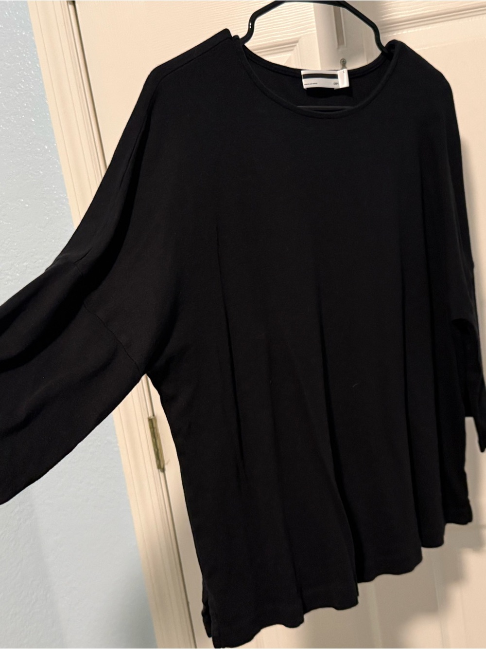 Women's Black Long-Sleeve Relaxed Top